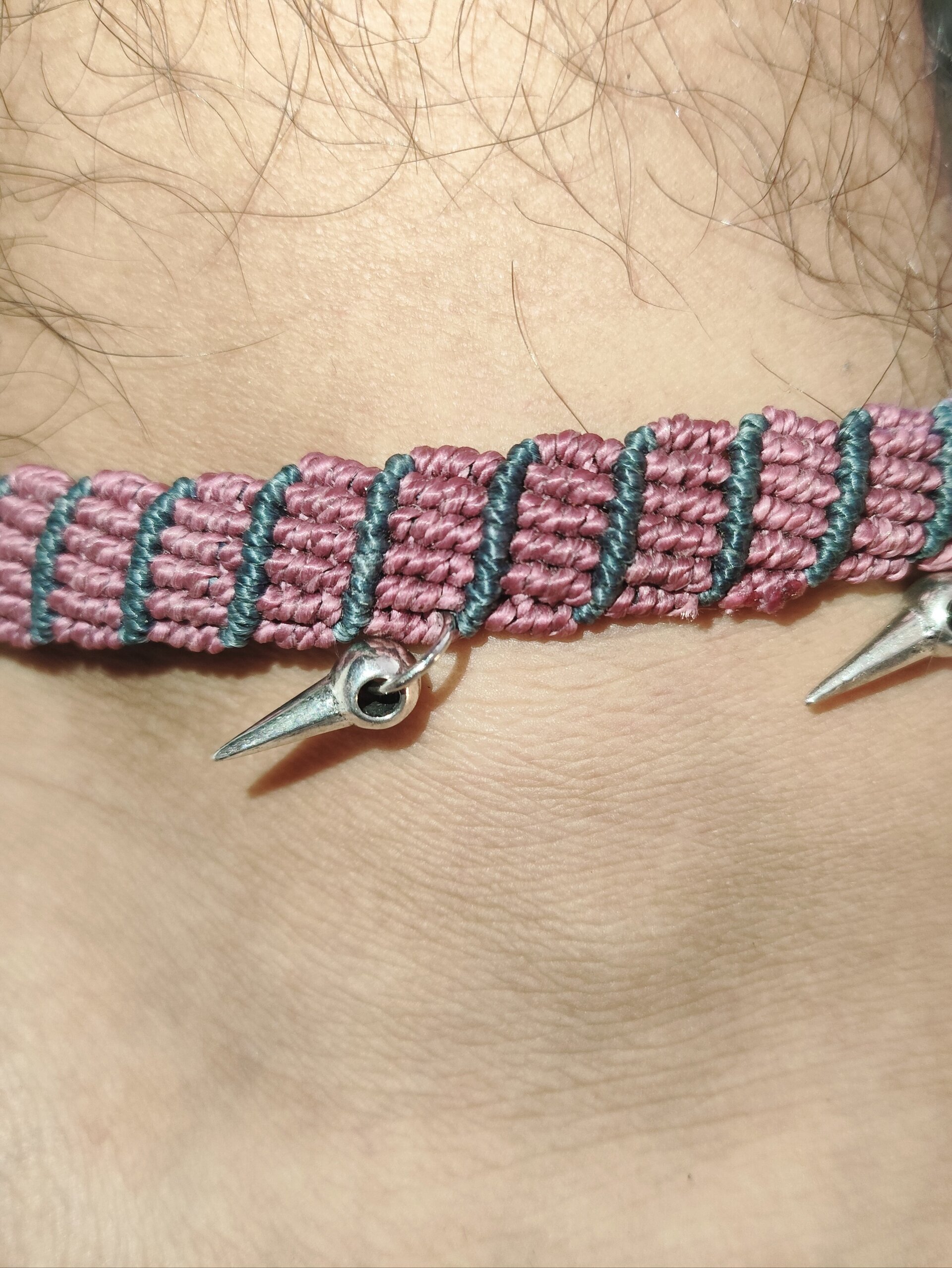 Tobillera cuadros y pinchos- macramé y metal - 3