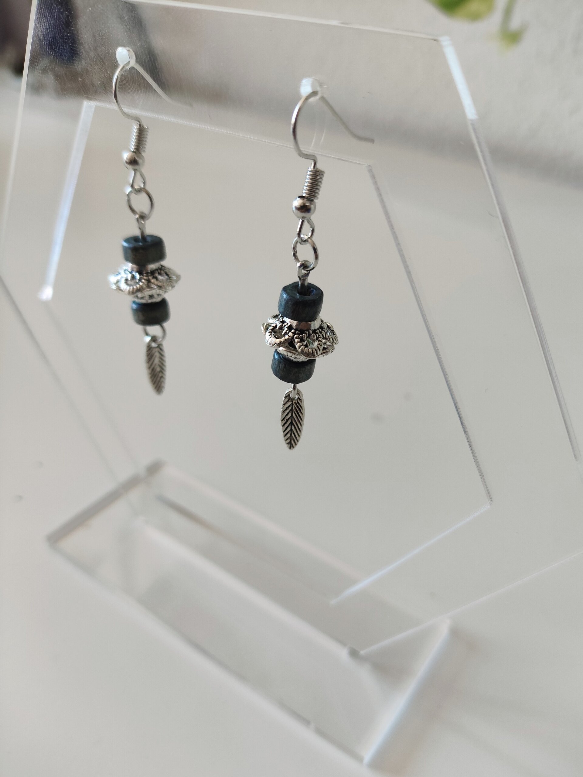 Pendientes flor - cuentas de madera, metal y plumas de metal - 2