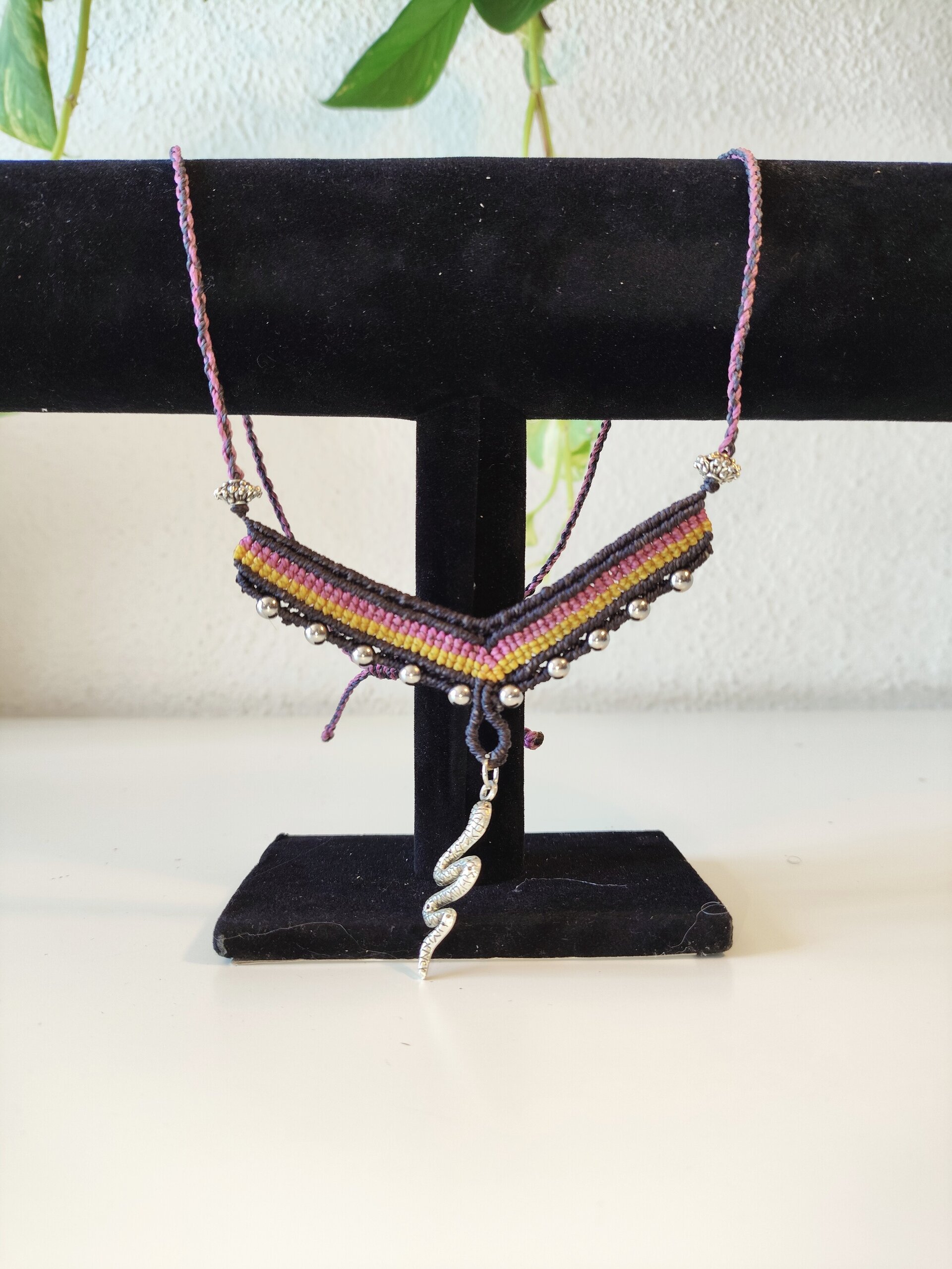 Collar (colgante y gargantilla) - macramé y cuentas con serpiente. - 2