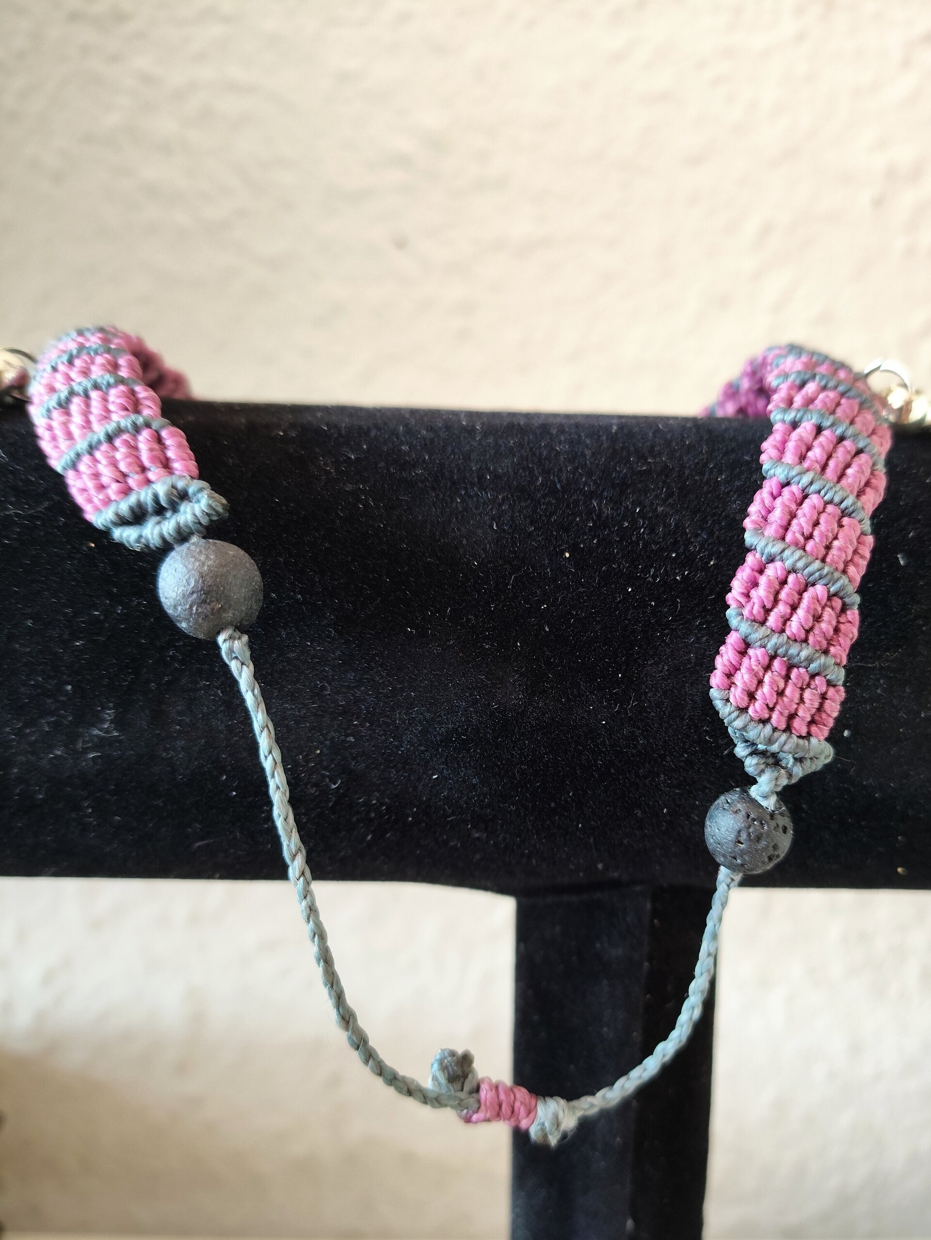 Tobillera cuadros y pinchos- macramé y metal - 2