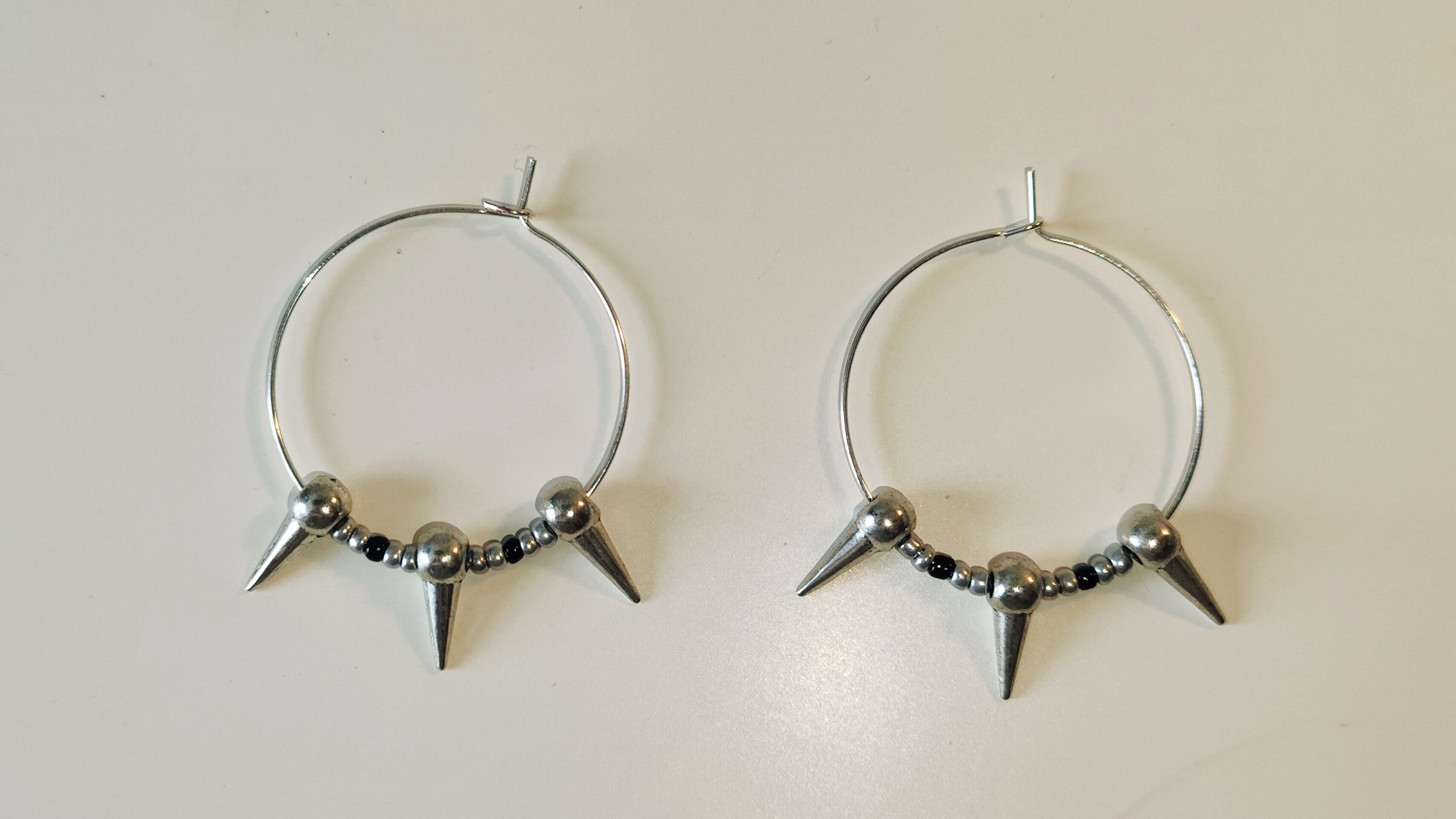 Aros con pinchos - cuentas y metal - 2
