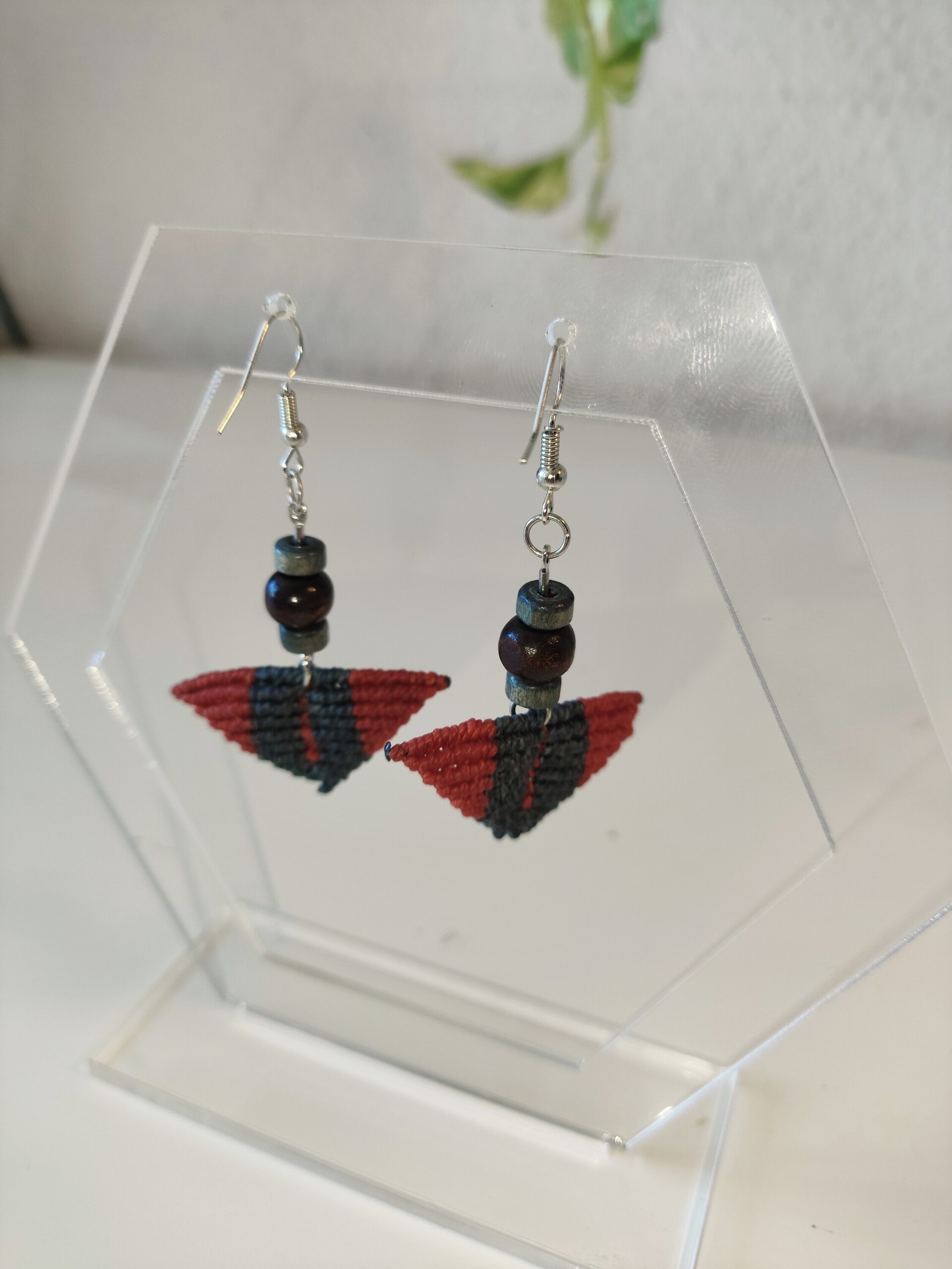 Pendientes triángulo - macramé y cuentas de madera - 2